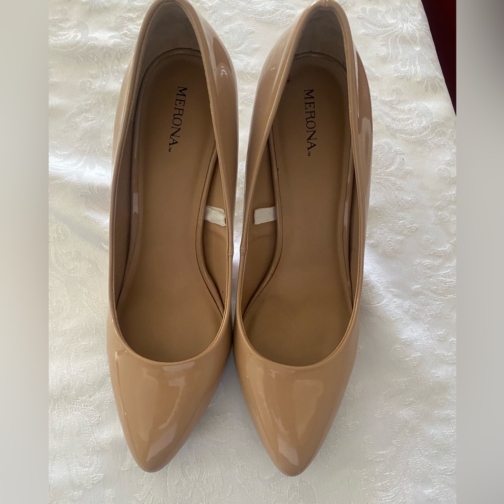 Merona Size 11 Dressy Pumps in neutral tone.